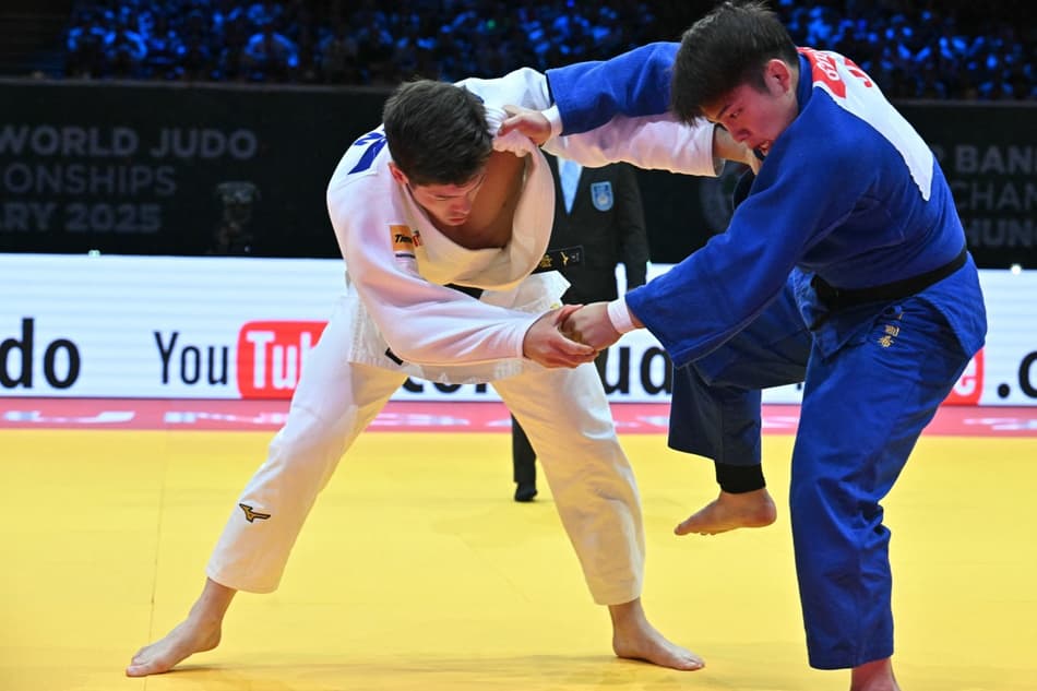 Japoneses Sanshiro Murao e Goki Tajima (azul) disputam a medalha de ouro na categoria até 90kg (Photo by Attila KISBENEDEK / AFP)