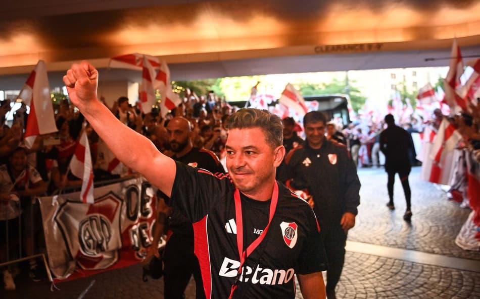 Gallardo na chegada para o jogo de estreia do Mundial (Foto; Reprodução/X)