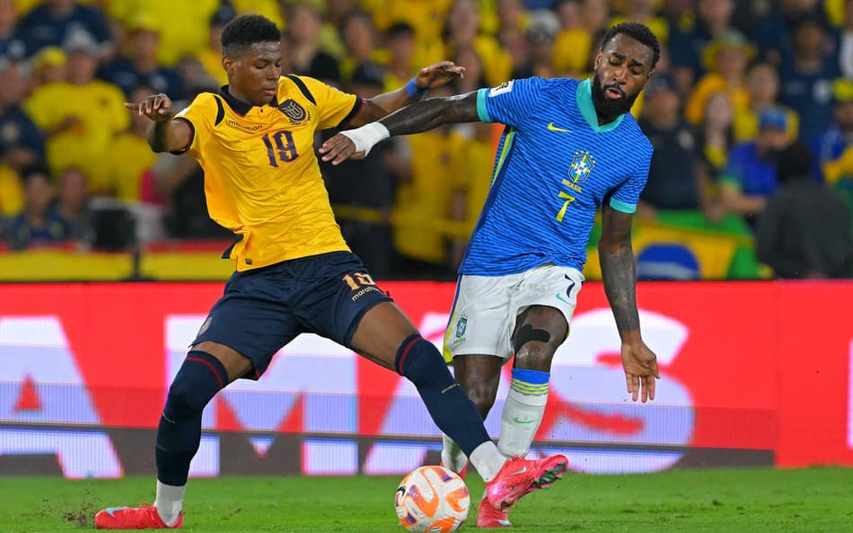 Gerson disputa bola no jogo do Brasil contra o Equador