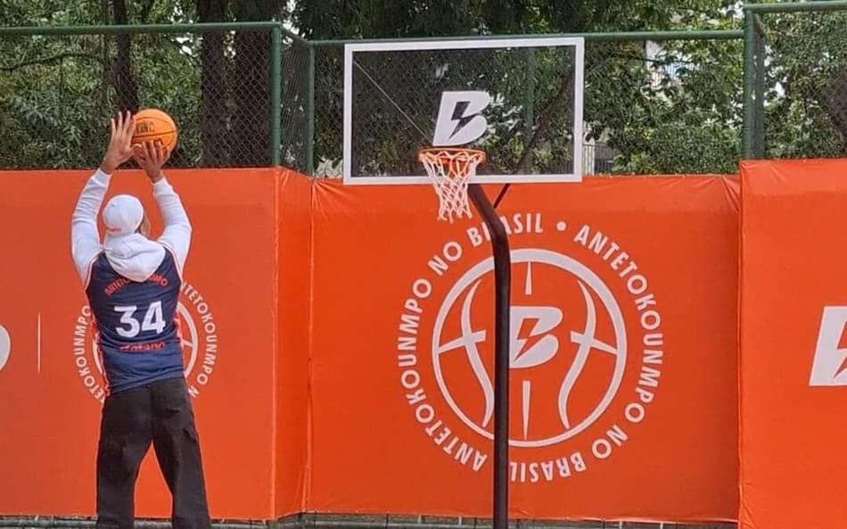 Giannis Antetokounmpo em inauguração no Rio de Janeiro (Foto: Anna Ramos/Lance!)
