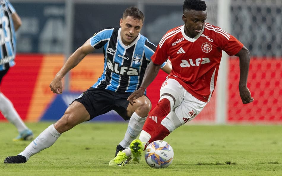 Christian, do Grêmio, disputa lance com Carbonero, do Internacional, no primeiro jogo da final do Gauchão 2025