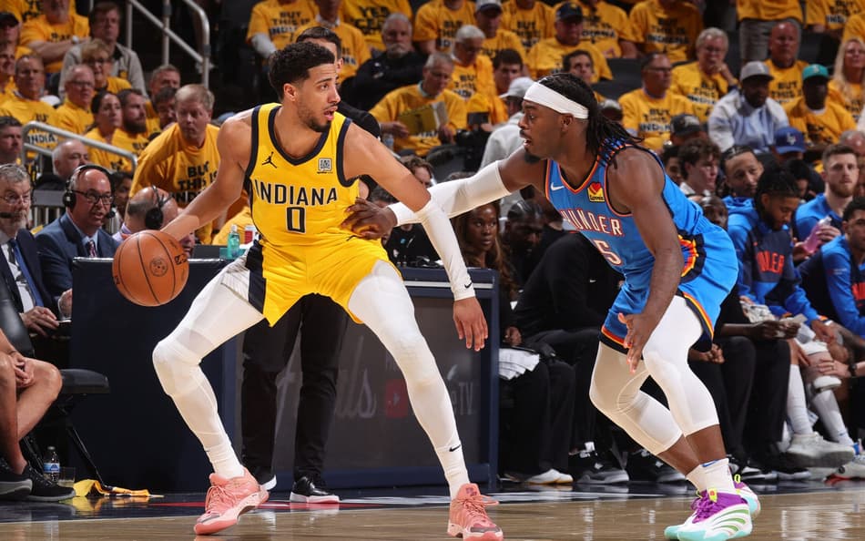 Tyrese Haliburton, do Pacers, e Luguentz Dort, do Thunder, em disputa pelo jogo 3 das finais da NBA (Foto: Nathaniel S. Butler/NBAE via Getty Images/AFP)
