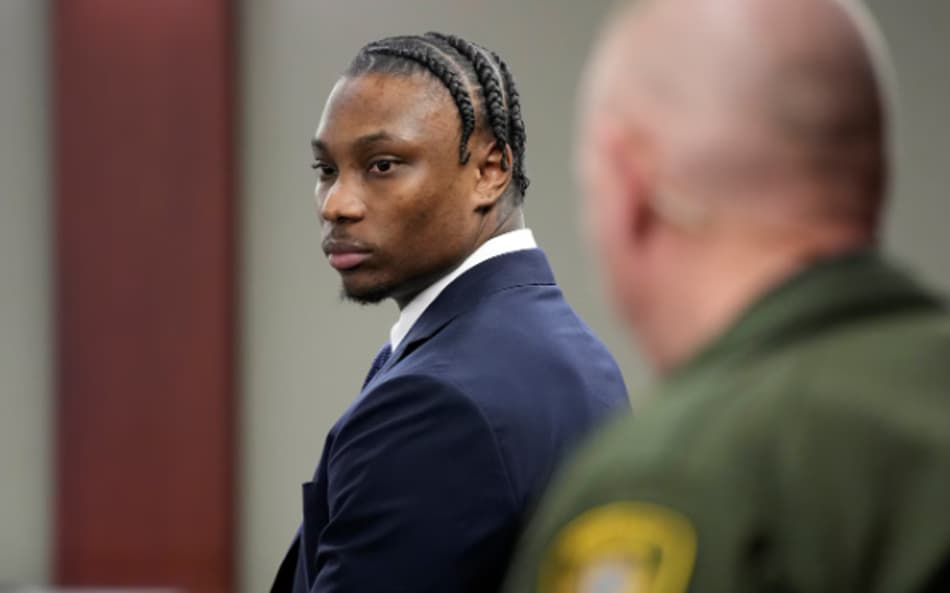 Henry Ruggs, ex-wide receiver da NFL, preso indo para o tribunal, usando um terno