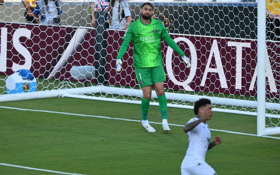 Igor Jesus marca para o Botafogo sobre o PSG