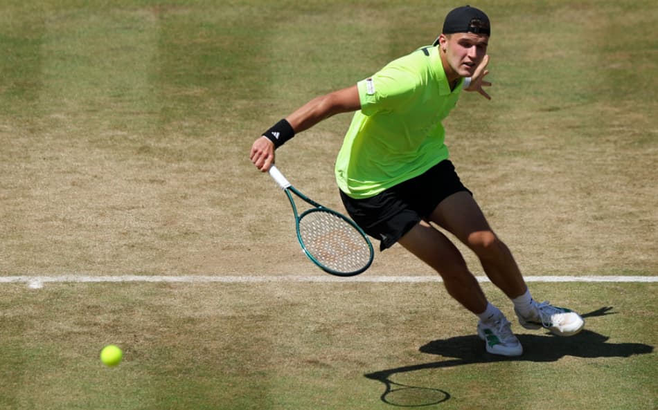 Tcheco Jakub Mensik avança em Eastbourne (Divulgação)