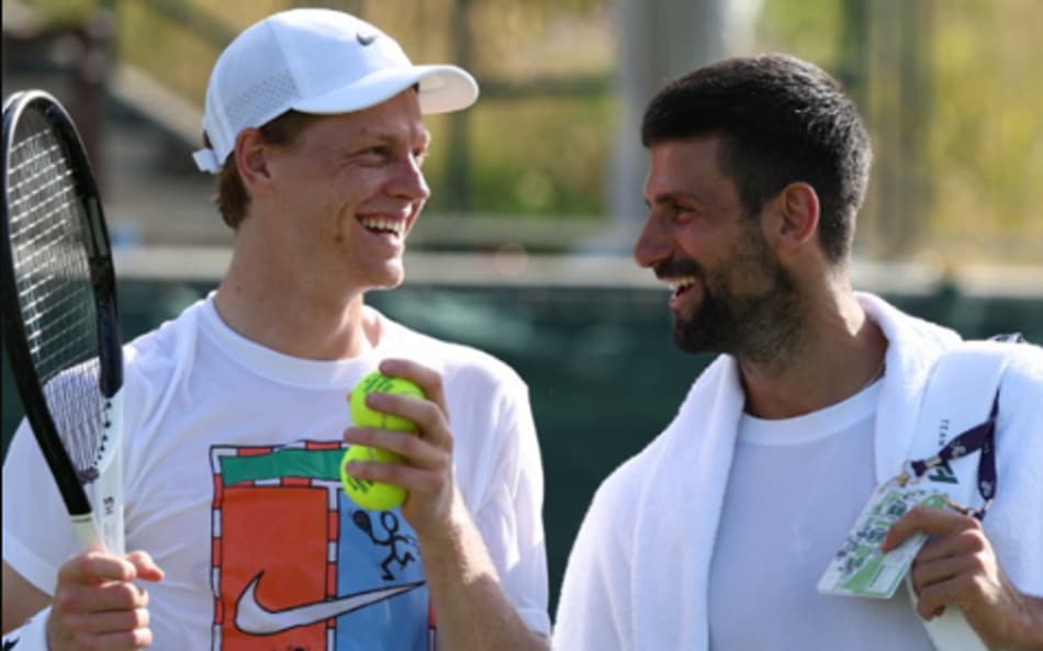 Jannik Sinner (e) e Novak Djokovic sorriem após treino em Wimbledon (Divulgação)