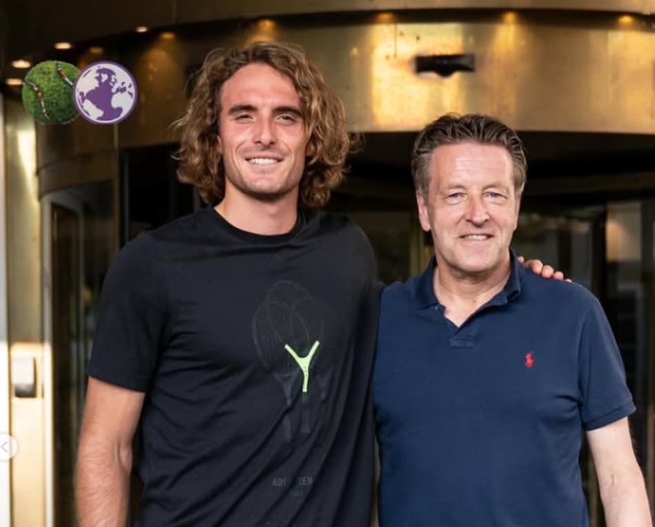 O grego Stefanos Tsitsipas recepcionado pelo diretor do torneio em Halle