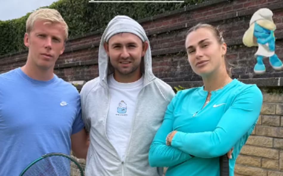 Aryna Sabalenka faz graça em treino em Berlim (Reprodução)