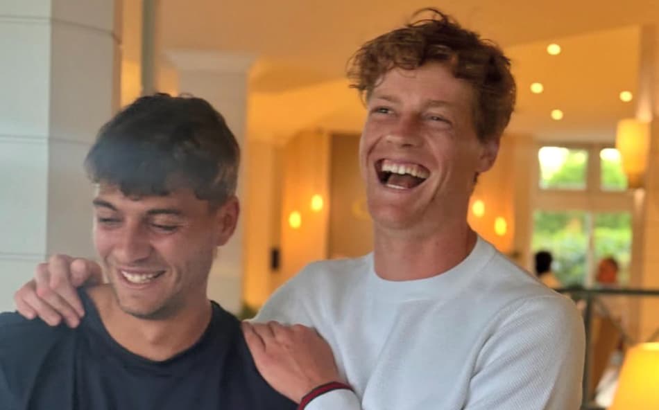 Os italianos Flavio Cobolli (e) e Jannik Sinner se divertem em Halle (Reprodução)