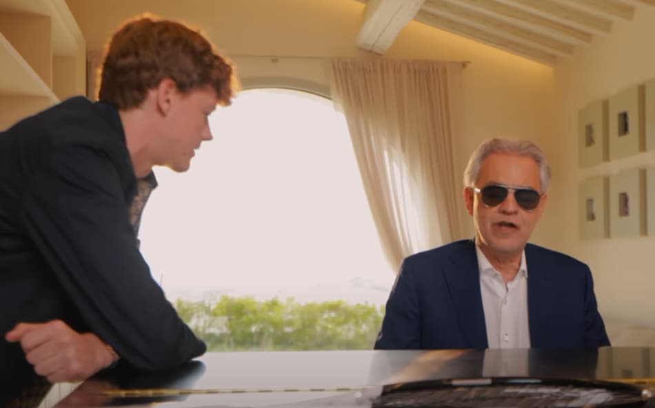 Jannik Sinner e o tenor italiano Andrea Bocelli (Reprodução)