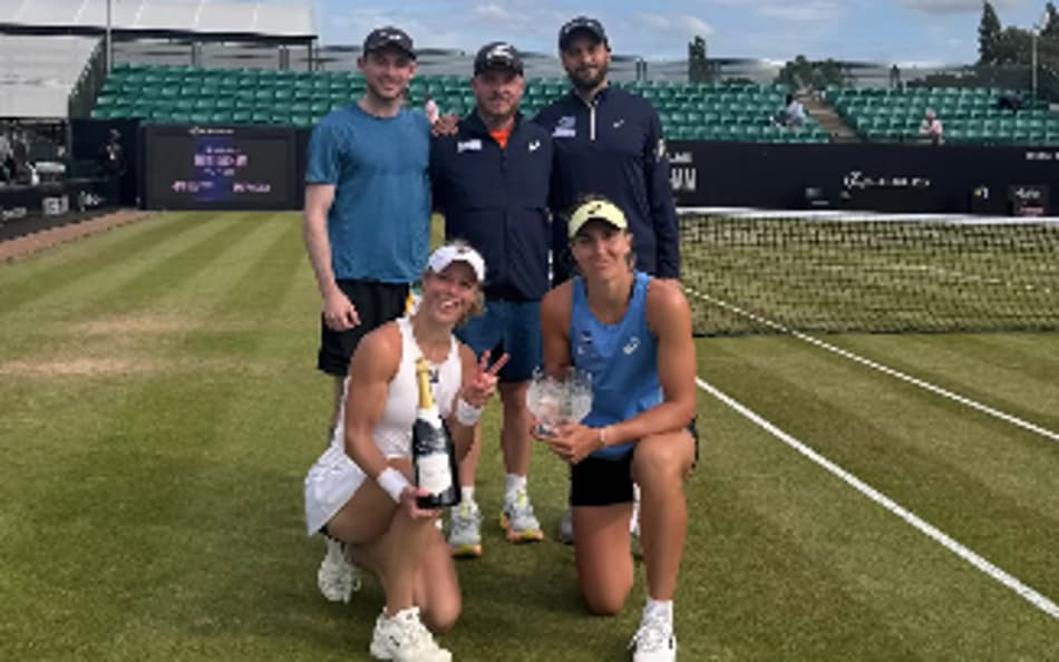 Bia Haddad (d) e a alemã Laura Siegemund comemoram o título em Nottingham (Reprodução)