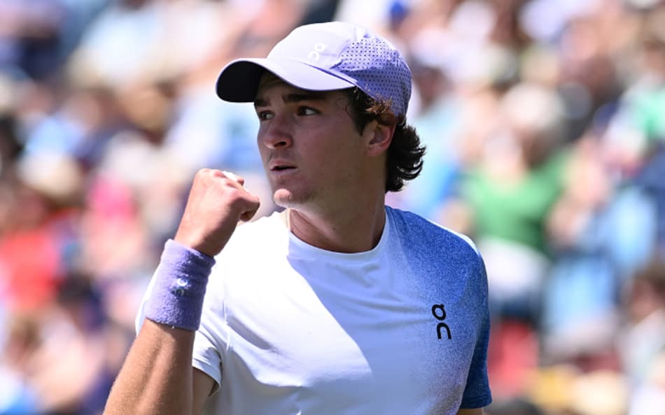 João Fonseca comemora ponto na vitória sobre Bergs em Eastbourne (Divulgação)