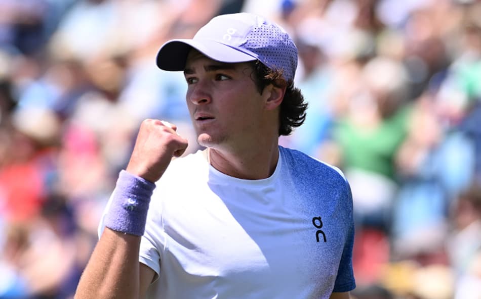 João Fonseca comemora ponto na vitória sobre Bergs em Eastbourne (Divulgação)