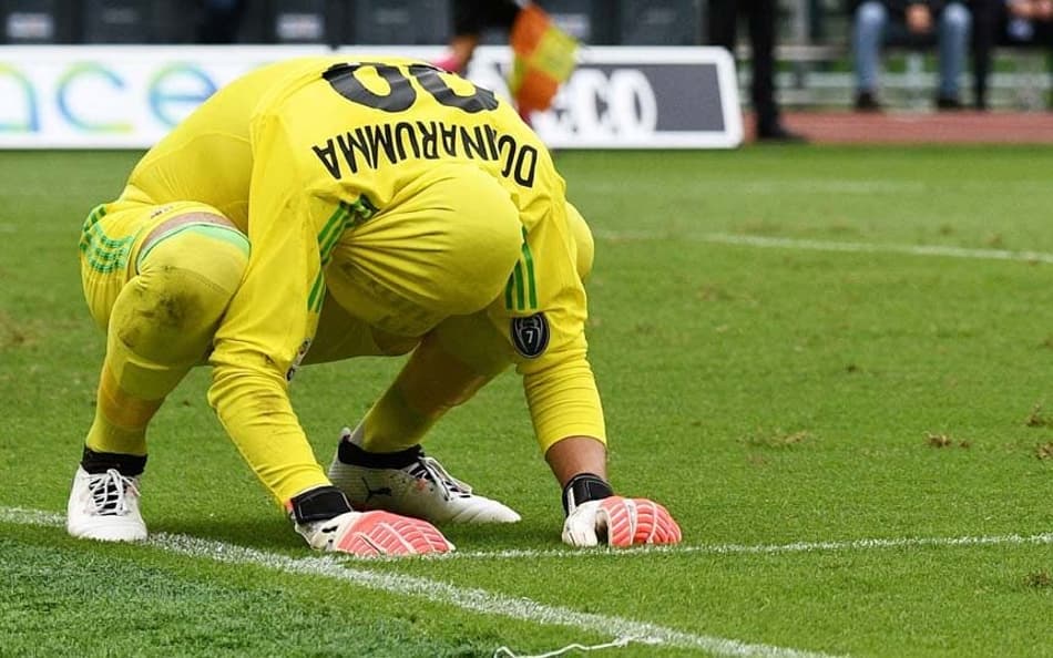 O goleiro do Milan Gianluigi Donnarumma tenta 'se esconder' com vergonha após a goleada