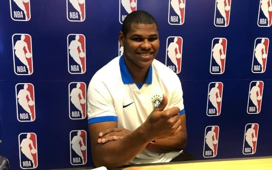 Cristiano Felício esteve no Barra Shopping na última quarta-feira para uma sessão de fotos e autógrafos com fãs