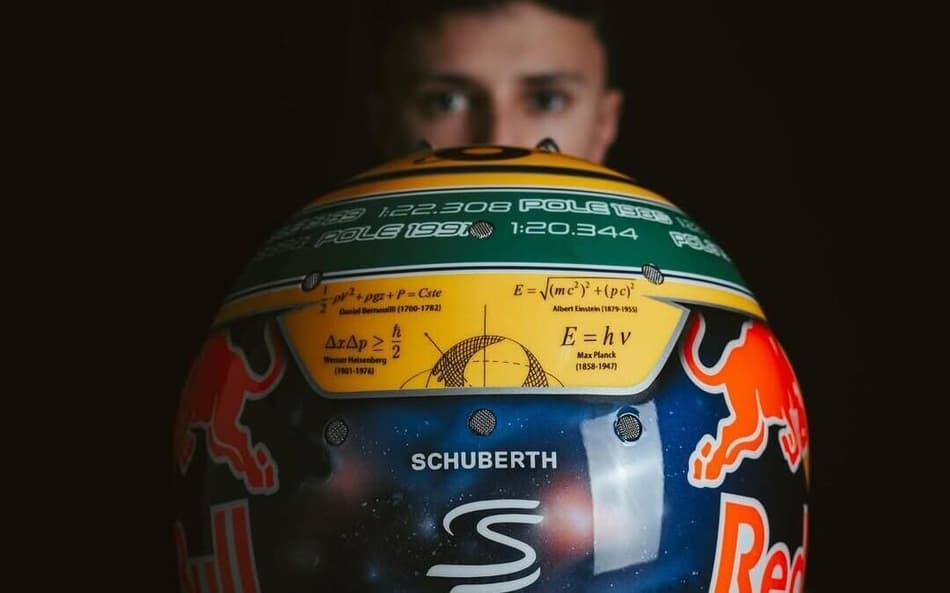 Isack Hadjar homenageia Ayrton Senna em seu capacete para o GP de Mônaco (Foto: Reprodução/Instagram)