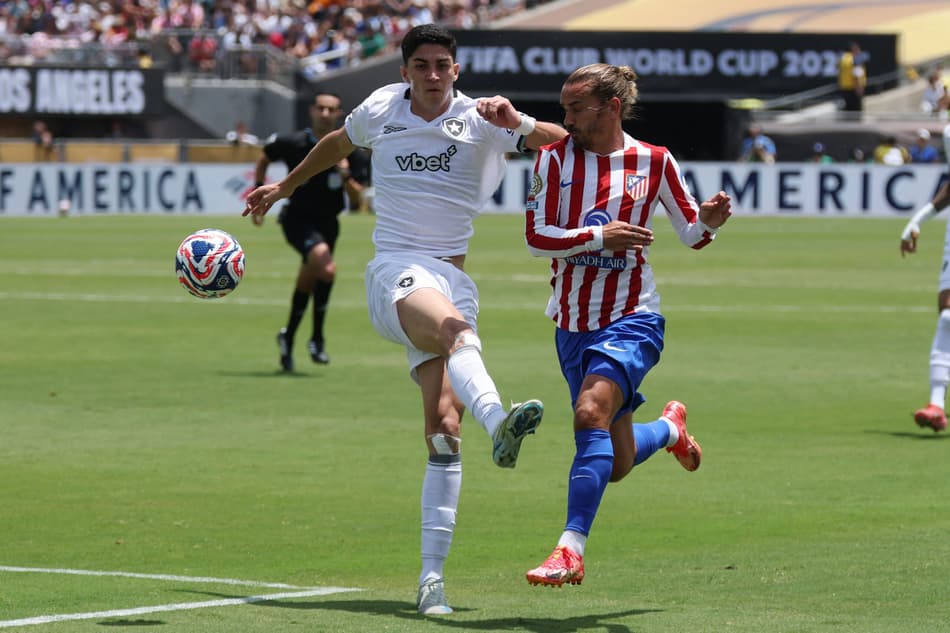 Jair Cunha disputa a jogada com Griezmann na derrota do Botafogo para o Atlético de Madrid (Foto: Patrick T. Fallon / AFP)