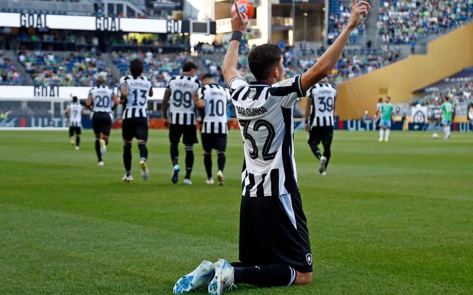 Jair Cunha agradece aos céus; Botafogo vence na estreia