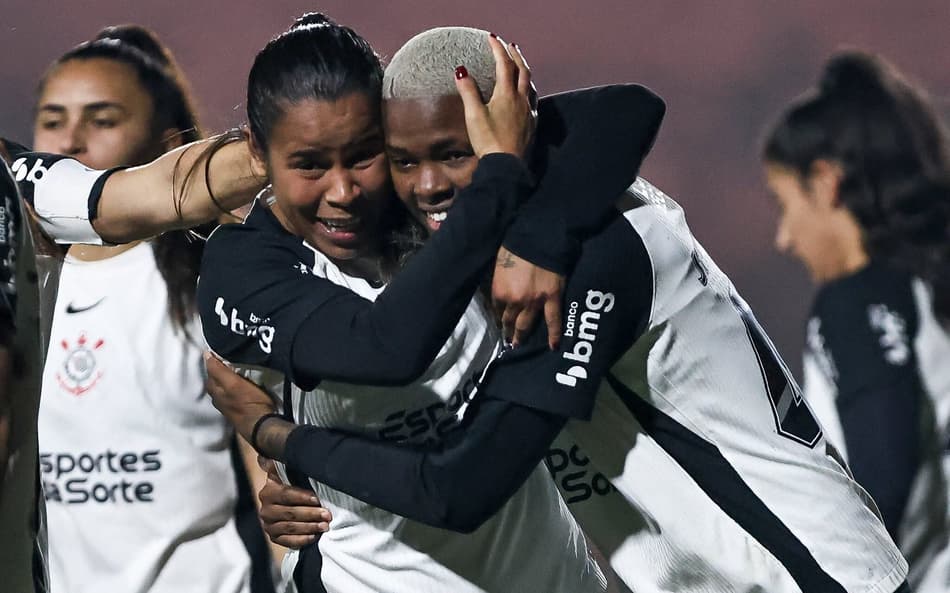 Jhonson e Vic Albuquerque comemoram gol do Corinthians contra o FLAMENGO. (Foto: CBF/Divulgação)