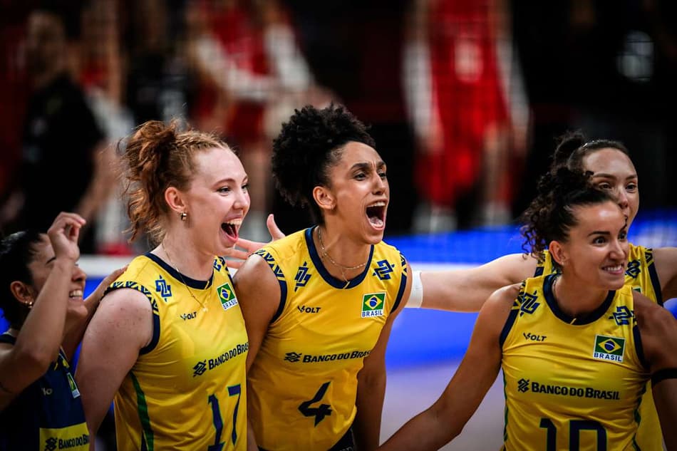 As brasileiras Bergmann (17), Lorena (4) e Gabi (10) celebram a vitória sobre a Turquia na VNL (Divulgação / VNL)