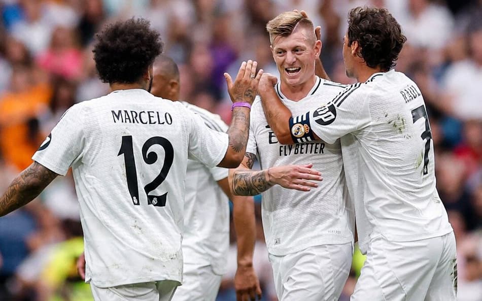 Tony Kroos, Marcelo e outras lendas entraram em campo pelo Real Madrid (Foto: Reprodução/Real Madrid)