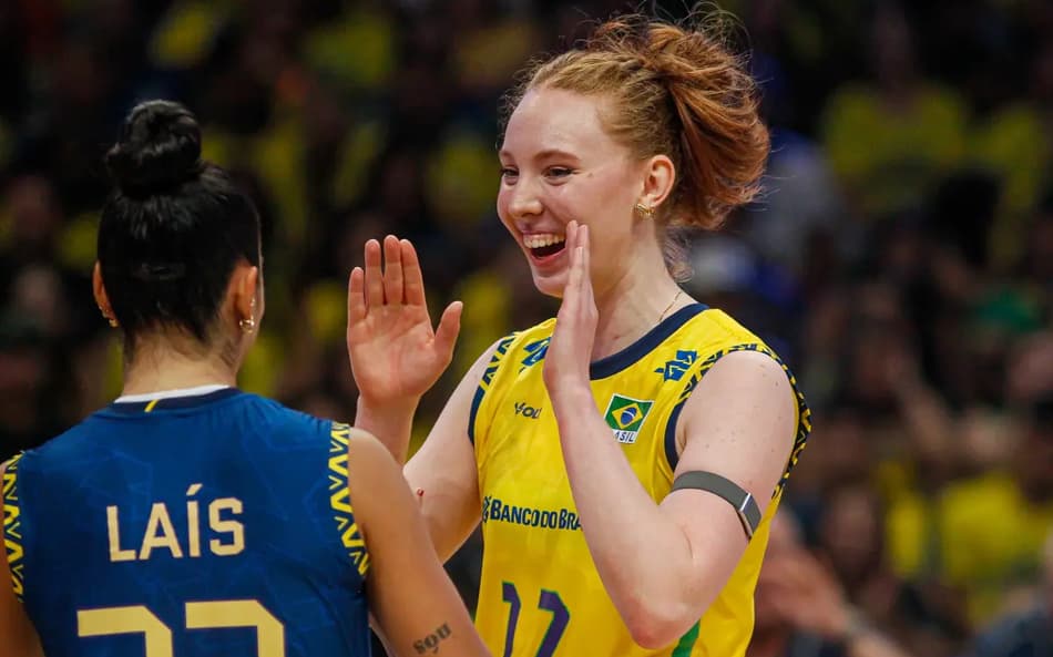 Julia Bergmann comemorando ponto do Brasil contra Estados Unidos na VNL (Foto: Mauricio Val/FV Imagem/CBV)
