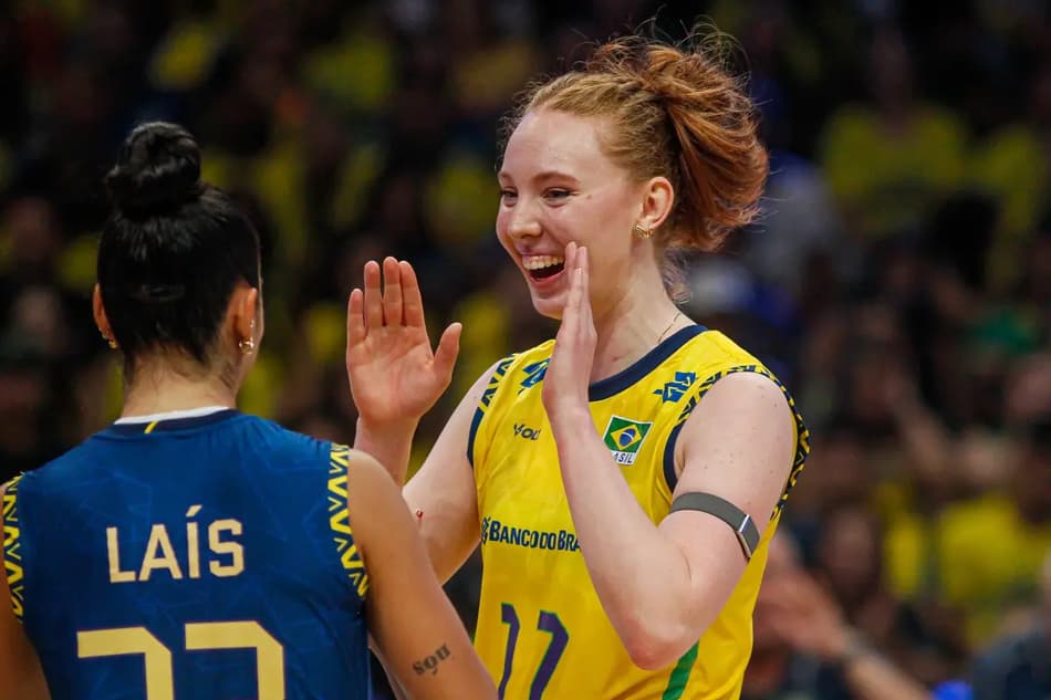 Julia Bergmann comemorando ponto do Brasil contra Estados Unidos na VNL (Foto: Mauricio Val/FV Imagem/CBV)