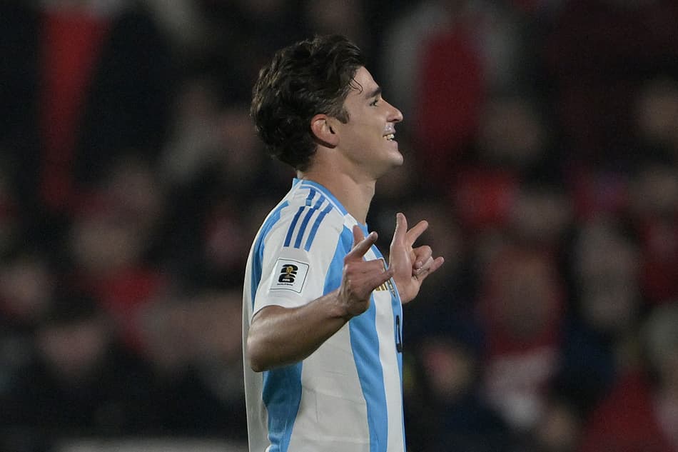 Julián Álvarez comemora seu gol no jogo da Argentina contra o Chile