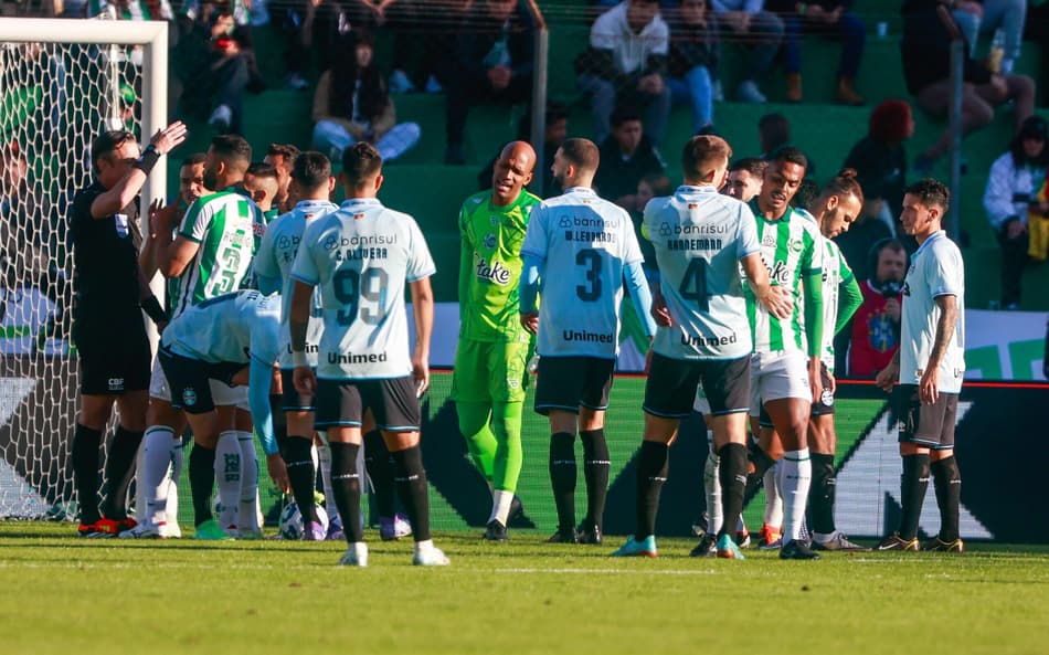 Jogadores do Grêmio e do Juventude discutem após marcação de pênalti para o Tricolor no Alfredo Jaconi
