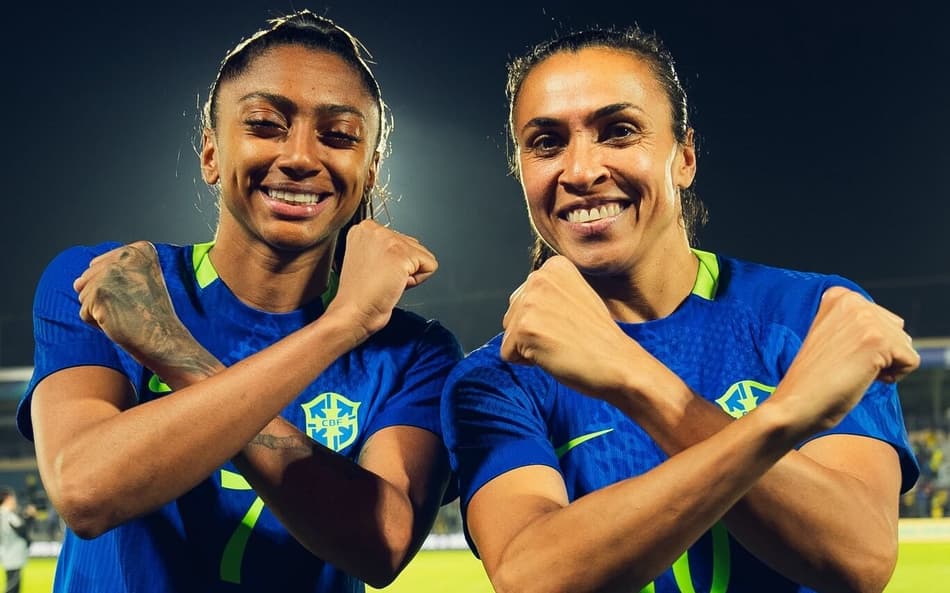 Kerolin e Marta fazem X em jogo da Seleção feminina, em homenagem à filha de Luís Enrique. (Foto: Reprodução)