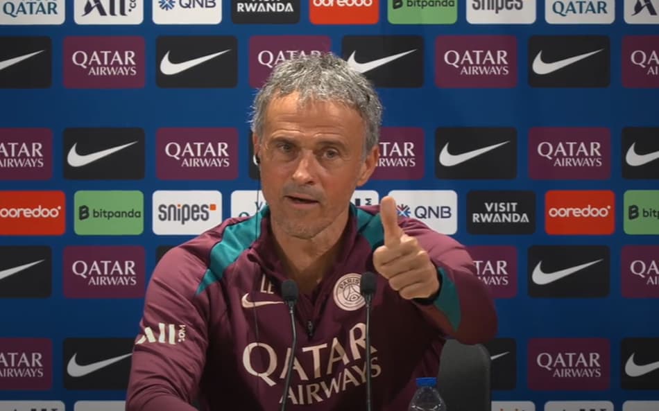 Luis Enrique durante coletiva do PSG