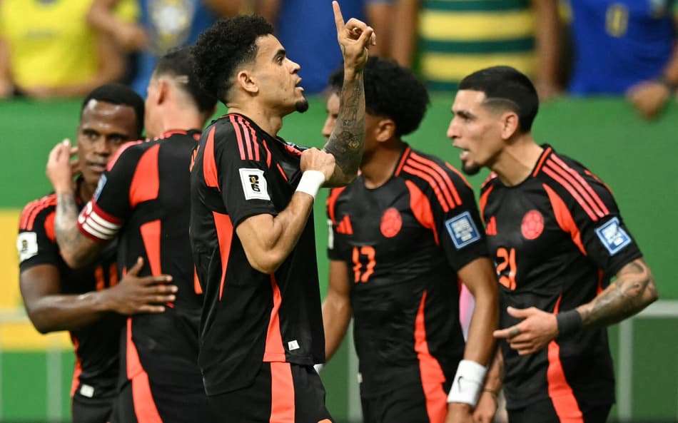 Luis Díaz comemora seu gol no jogo da Colômbia contra o Brasil