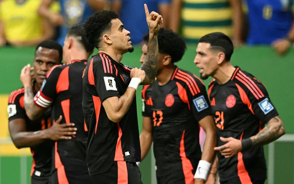 Luis Díaz comemora seu gol no jogo da Colômbia contra o Brasil