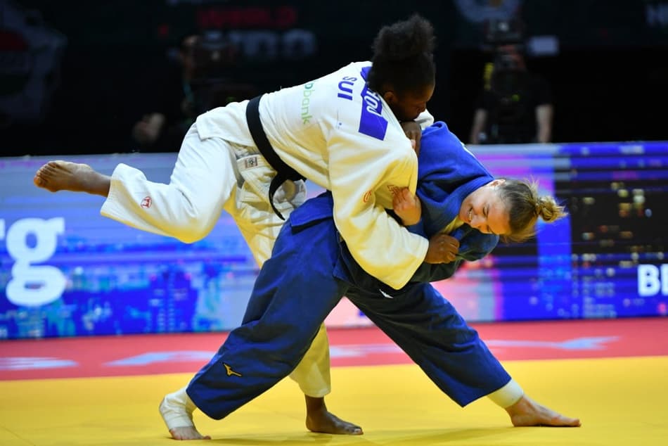 Serafima Moscalu, da Romênia (azul), em confronto com a suíça April Lynn Fohouo pela categoria feminina até 70kg (Photo by Ferenc ISZA / AFP)