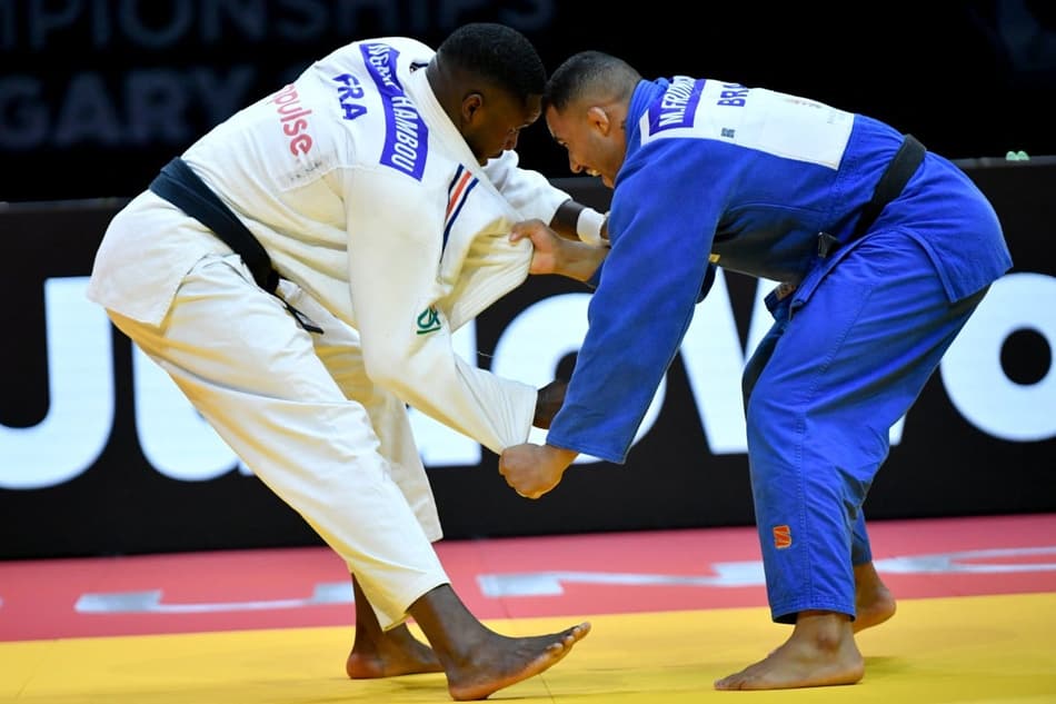 O brasileiro Marcelo Fronckowiak luta com o francês Maxime-Gael Ngayap Hambou na categoria até 90kg
