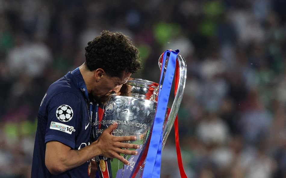 Marquinhos beija a taça da Liga dos Campeões de 2025 (Foto: Franck Fife / AFP)
