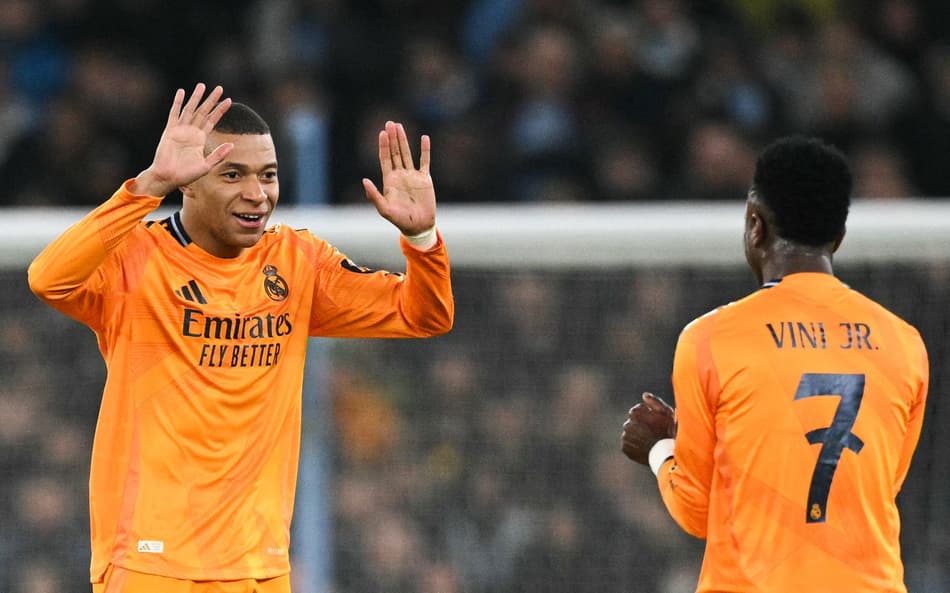 Kylian Mbappé celebra gol junto de Vini Jr em Manchester City x Real Madrid (Foto: Oli Scarff/AFP)