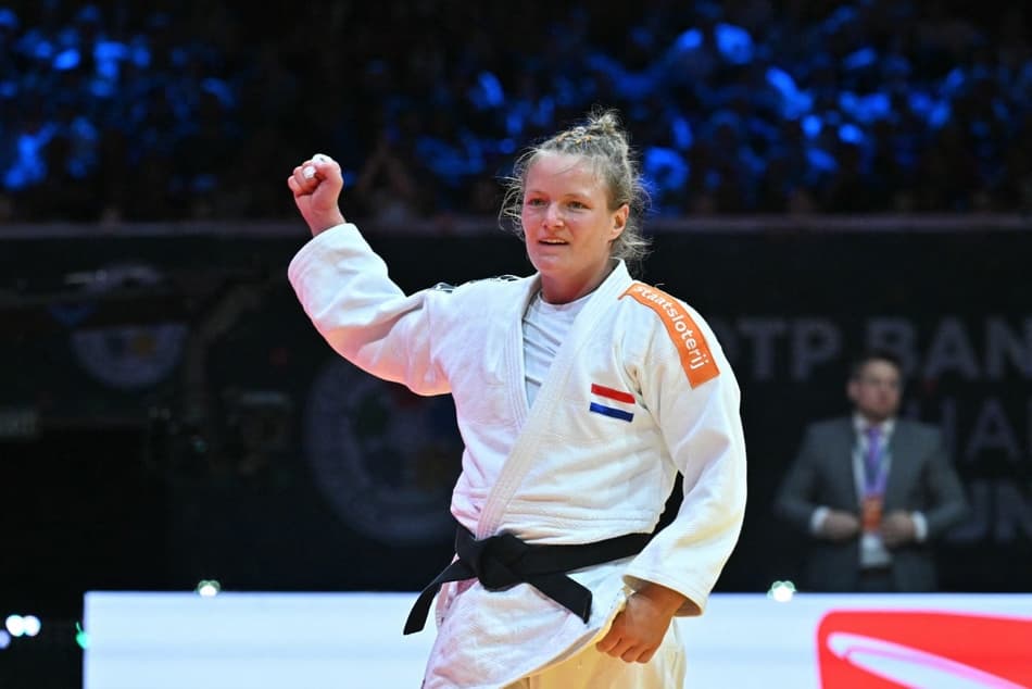 Sanne van Dijke, da Holanda, comemora viória na disputa do bronze da catetgoria até 70kg (Photo by Attila KISBENEDEK / AFP)