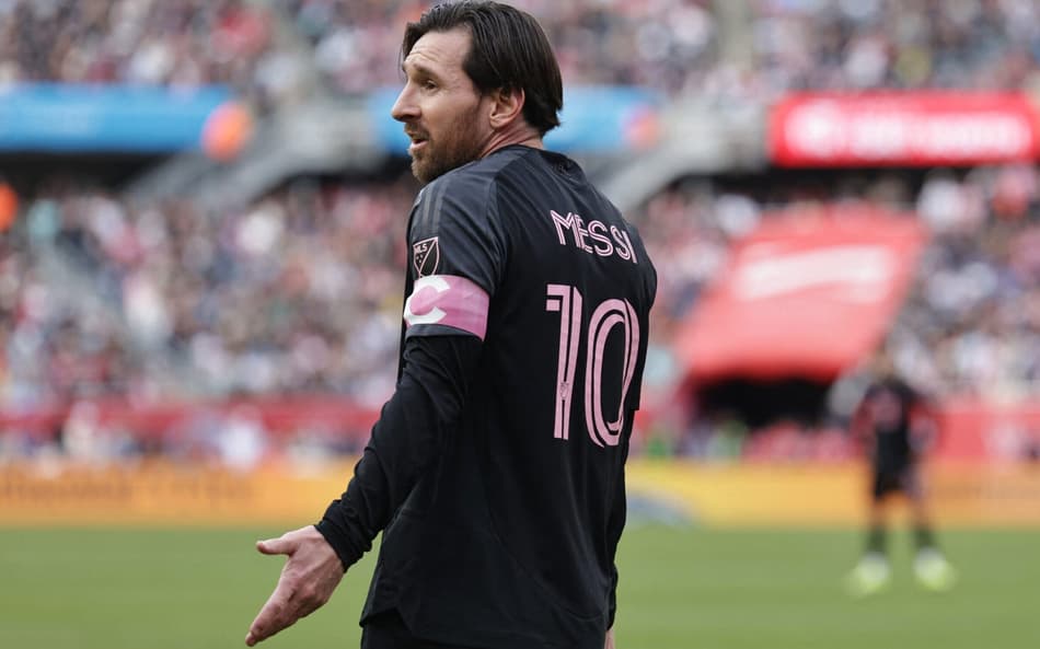 Lionel Messi reage a lance em duelo entre Chicago Fire e Inter Miami, pela MLS (Foto: Geoff Stellfox / Getty Images via AFP)