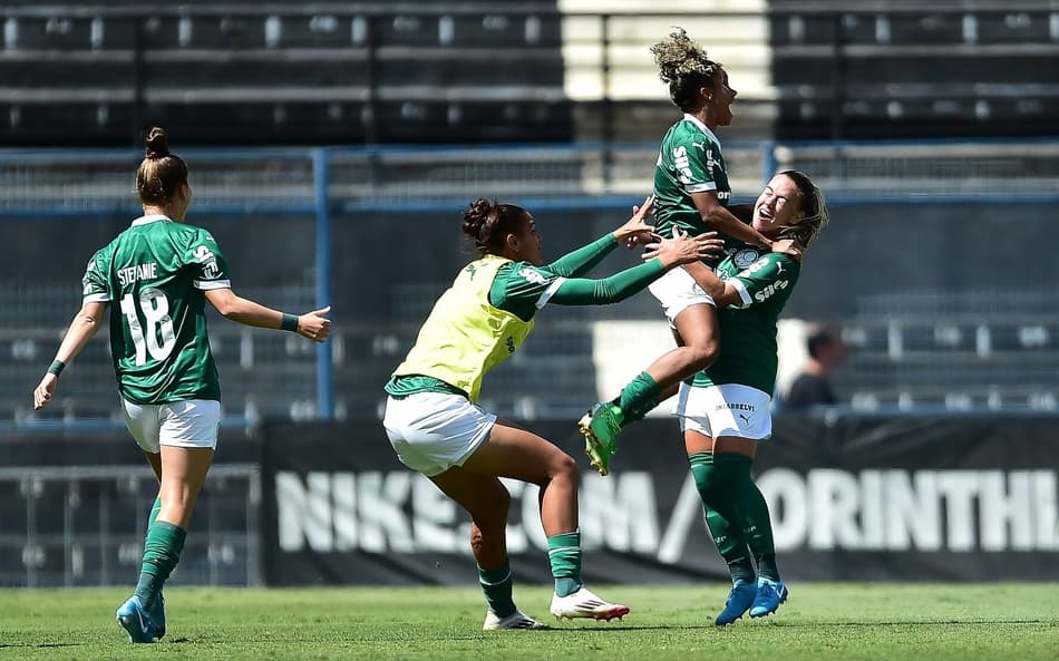 Jogadoras do Palmeiras comemoram gol da virada sobre o Corinthians pelo Brasileirão Feminino (Foto: CBF)