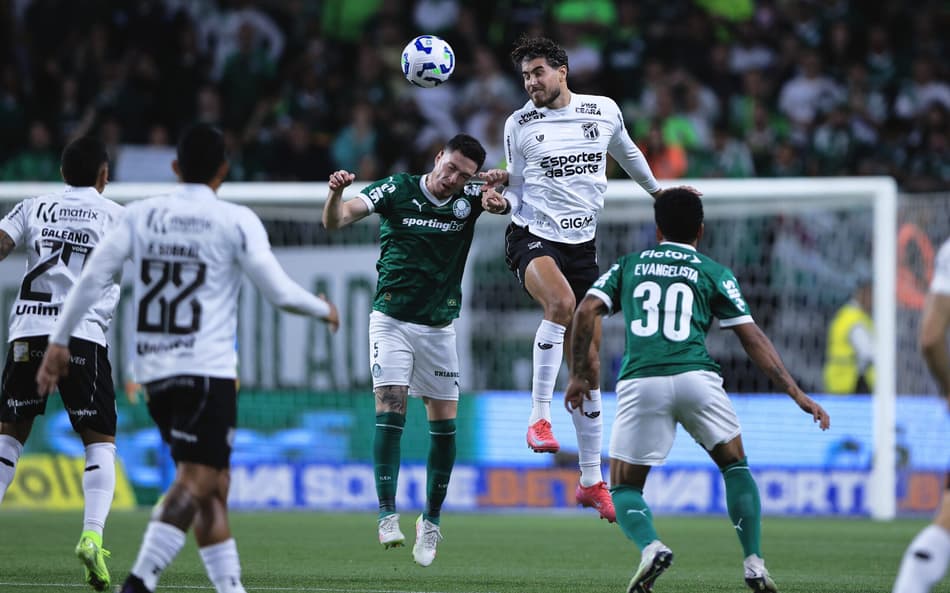 Anibal Moreno, jogador do Palmeiras, disputa lance com Pedro Raul, do Ceará, no Allianz Parque, pela Copa do Brasil
