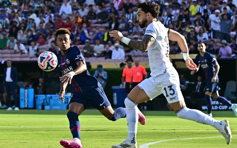 Alex Telles em ação no jogo do Botafogo contra o PSG pelo Mundial de Clubes