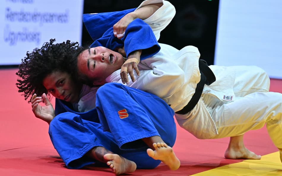 Rafaela Silva e Bold Gankhaich em disputa pelo bronze do Mundial de Judô (Foto: Attila KISBENEDEK / AFP)
