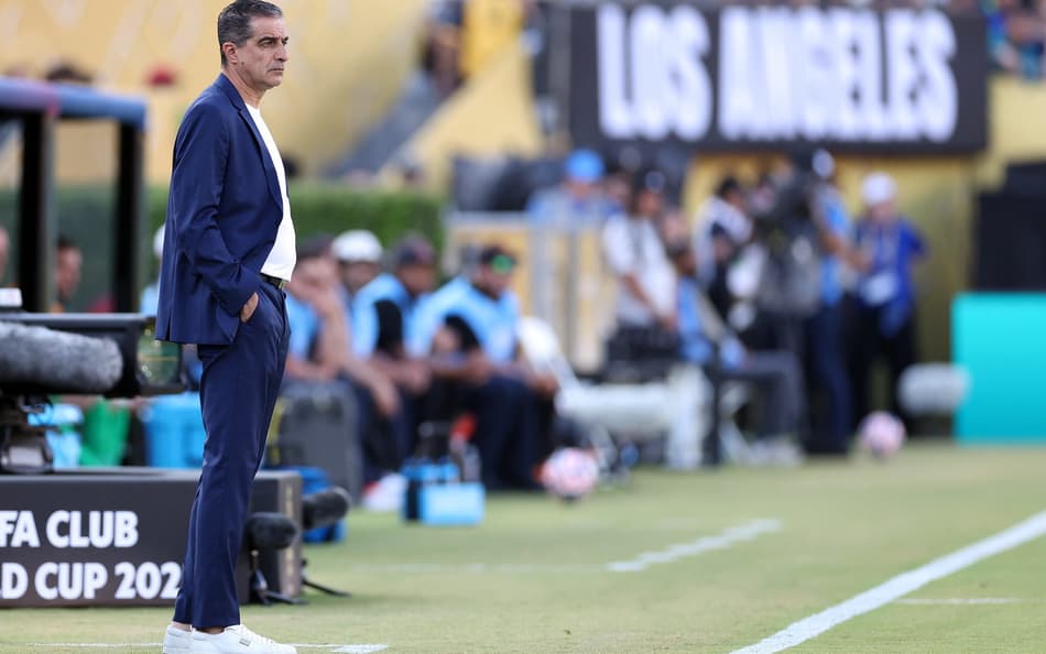Renato Paiva, técnico do Botafogo, durante jogo com o PSG