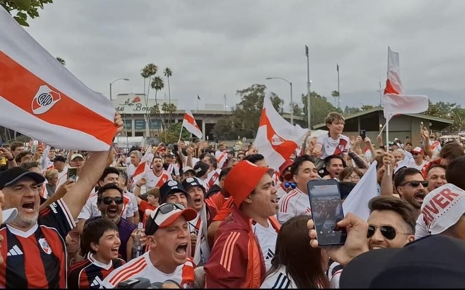 Torcida do River Plate faz fezta na esplanada em frente ao Rose Bowl