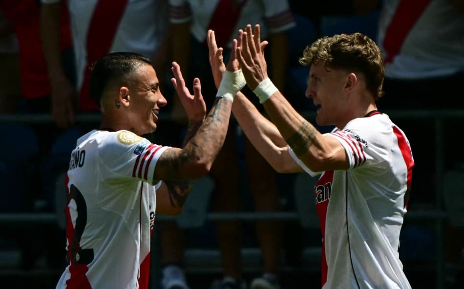 Facundo Colidio comemora com Kevin Castano gol do River Plate contra Urawa Reds na estreia no Mundial de Clubes
