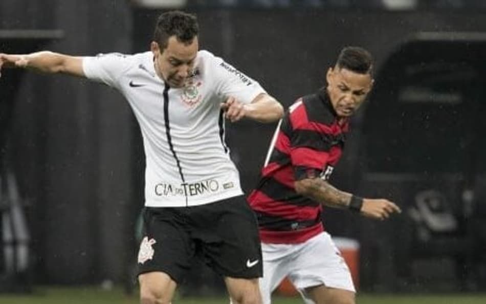 Rodriguinho e Neílton disputam bola em Corinthians x Vitória, pelo Brasileirão 2017 Foto: Divulgação
