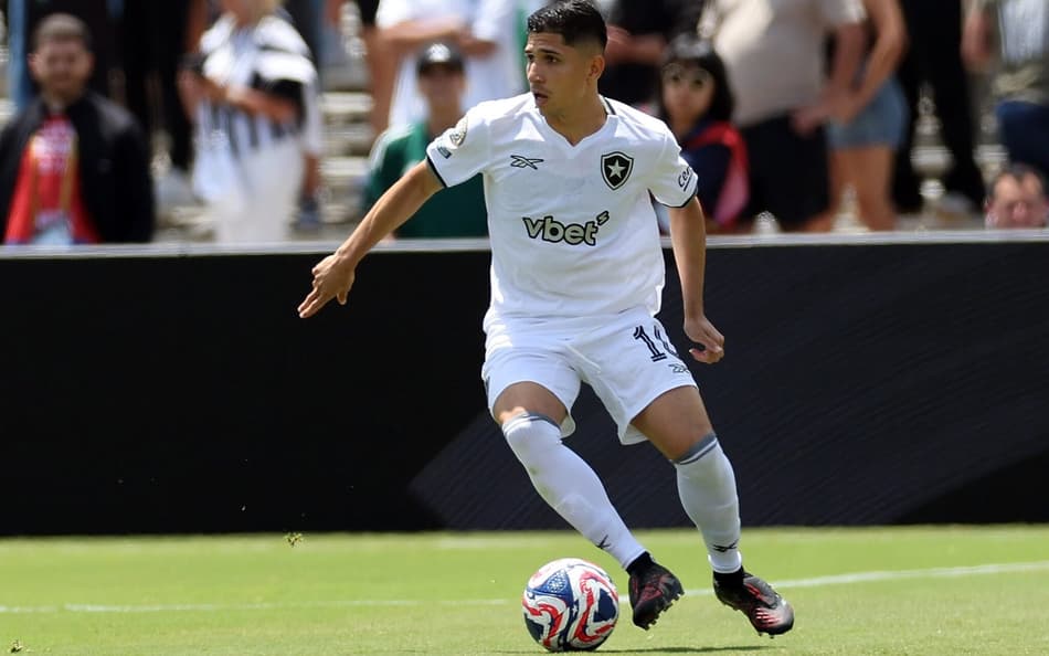 Savarino teve a bola do jogo em Botafogo x Atlético de Madrid, mas desperdiçou