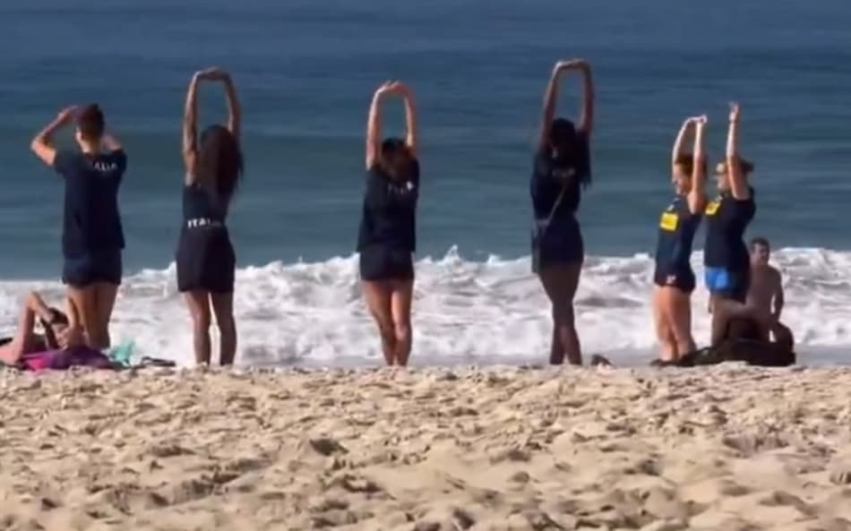 Seleção da Itália em praia do Rio de Janeiro (Foto: Reprodução / X)