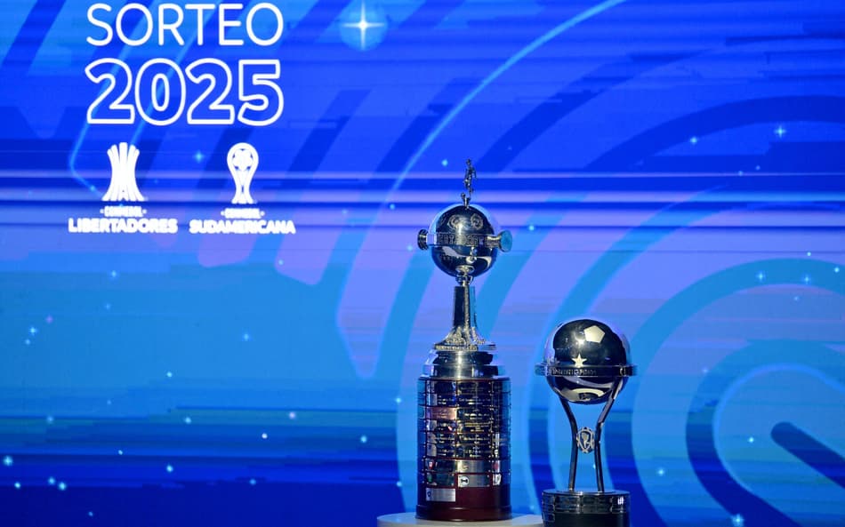 Troféis da Copa Libertadores e da Copa Sudamericana. (foto: DANIEL DUARTE / AFP)